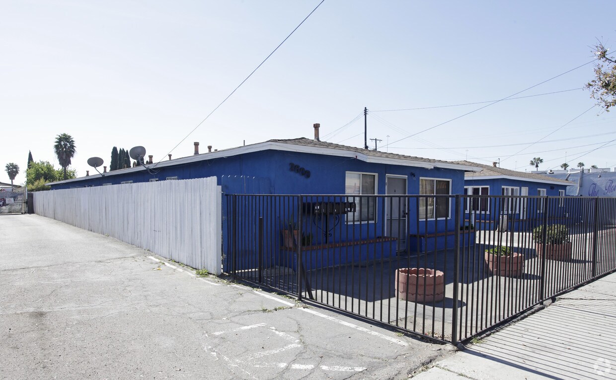 Building Photo - 2600-2604 W Orangethorpe Ave