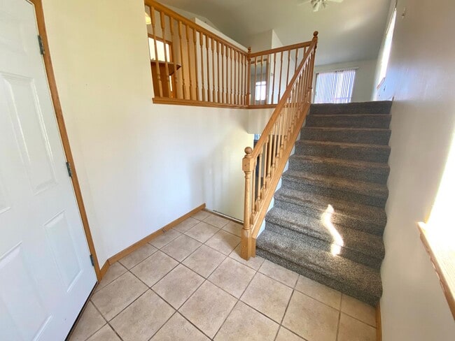 Building Photo - 3 Bed, 2 Bath Townhome