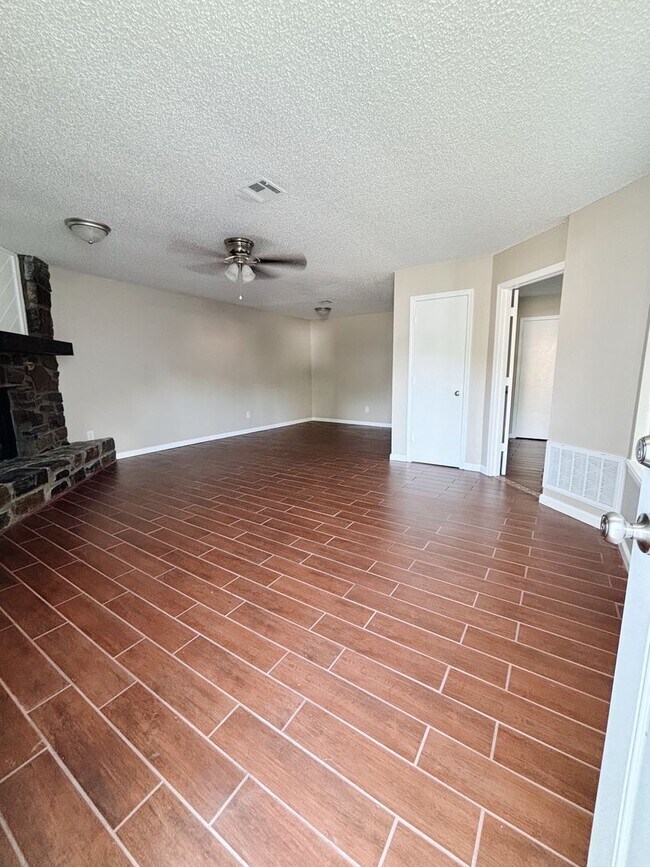 Foto del edificio - Spacious 1 Bedroom Duplex, 2 car garage