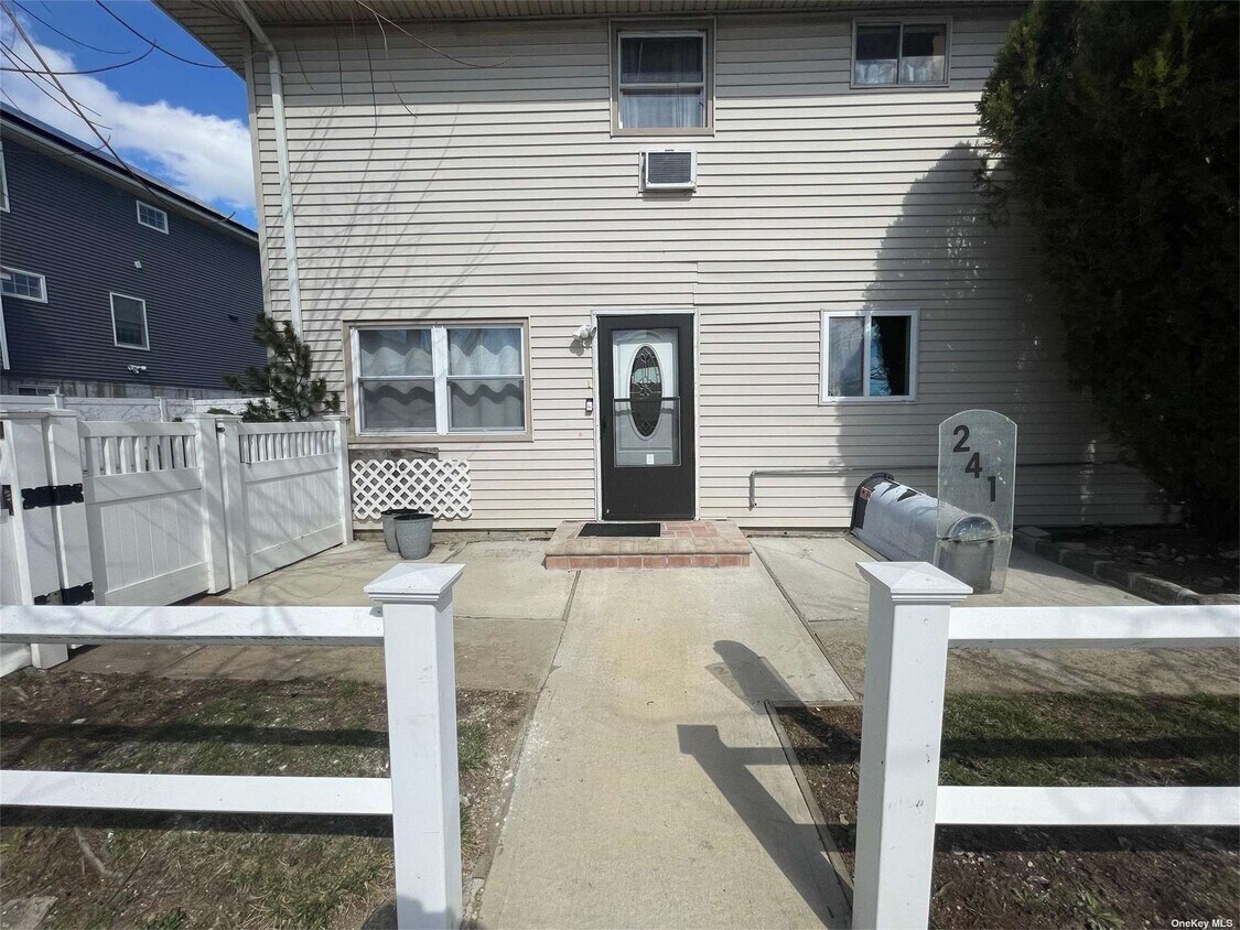 Primary Photo - 241 E Fulton St