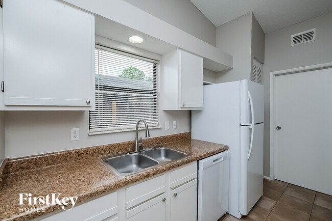 Foto del edificio - 12213 Hidden Brook Dr