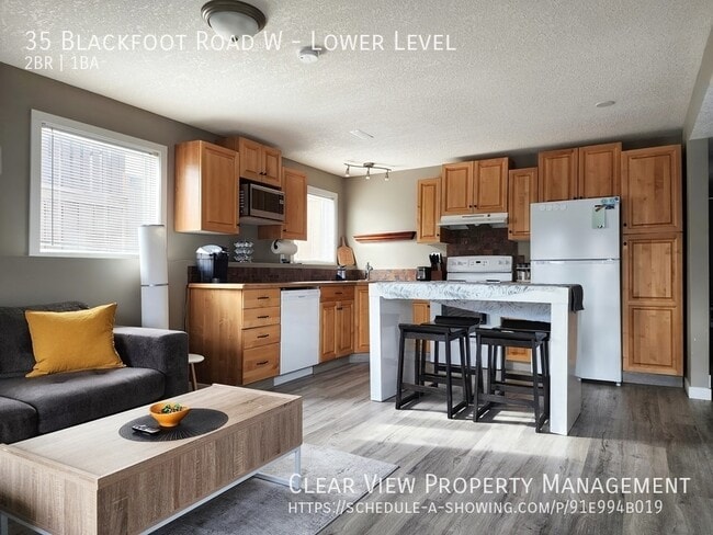 Building Photo - Bright and Spacious Lower Unit with AC, Fu...