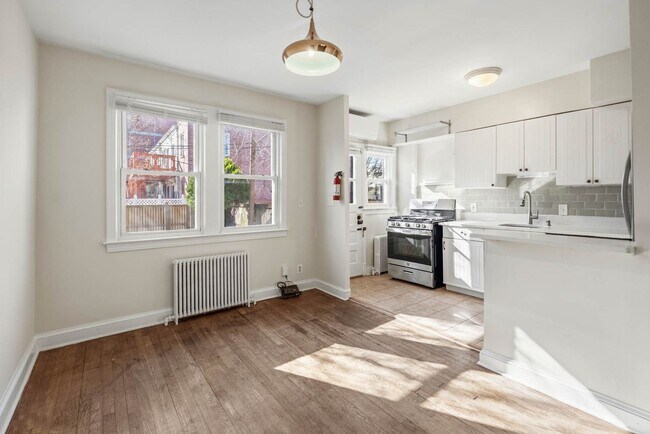 Foto del edificio - Capitol Hill Townhome | 3 Bed | 2 Bath | 1,350 Sf | Fenced-In Backyard