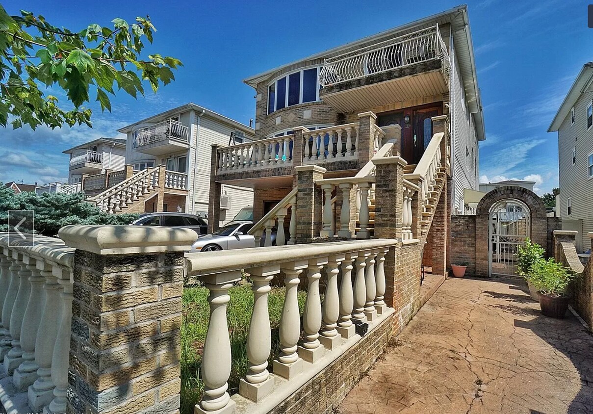 Private Entrance on 1st FL - 429 Jefferson Ave
