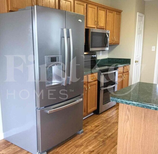 Building Photo - 10166 Green Moss Dr N