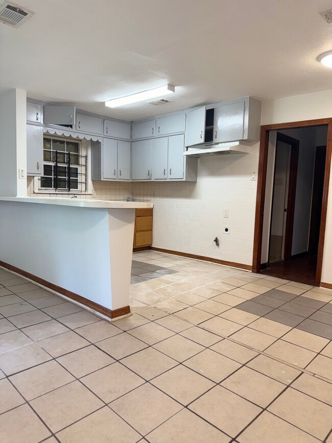 Building Photo - 6015 Doulton Dr