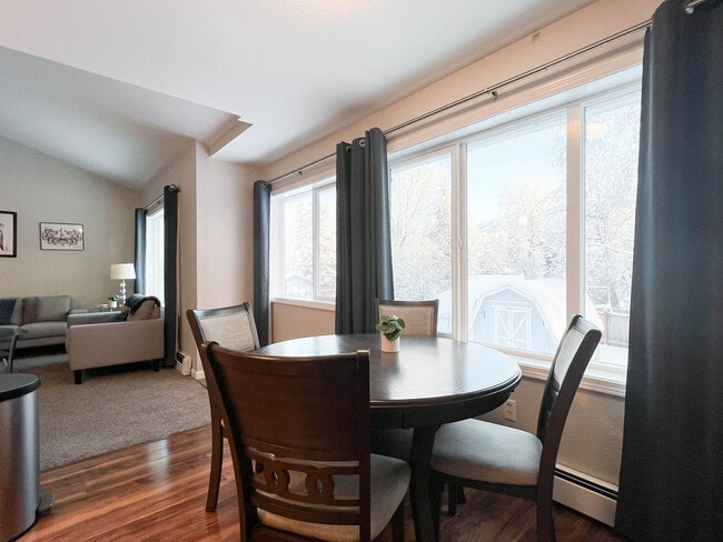 Foto del edificio - 3811 Resurrection Dr