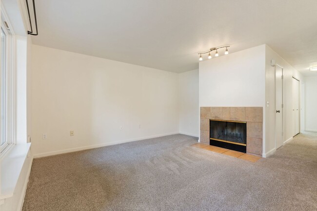 Building Photo - Hillsboro Ground Floor Condo - 2 bed, 2 ba...