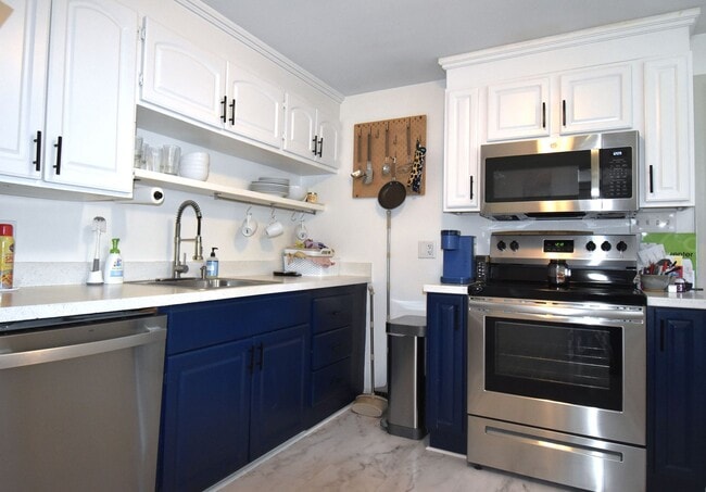 Building Photo - Impeccably maintained & updated 3 bedroom ...