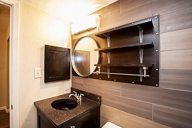 Foto del edificio - 2500 Burleson Rd