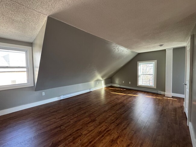 Building Photo - Recently Updated 3rd floor 1 Bedroom apart...