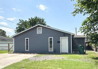 Building Photo - 601 Main St