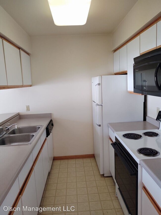 Building Photo - 321-329 Silverado Dr