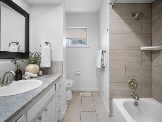 Foto del edificio - Beautiful FULLY FURNISHED TWO BEDROOM DUPLEX!