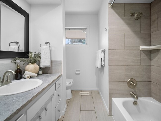 Building Photo - Beautiful FULLY FURNISHED TWO BEDROOM DUPLEX!