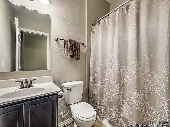Foto del edificio - "Spacious 4-Bedroom Oasis with 3 Full Bath...