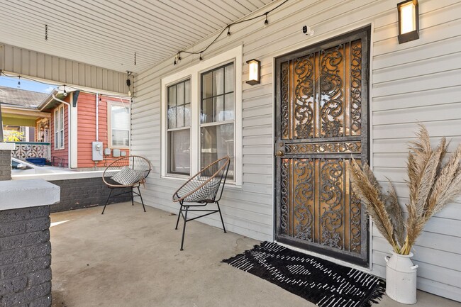 Building Photo - 3 Bed | 2 Bath | Fenced Backyard + Beautif...