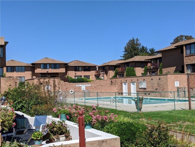 Building Photo - 350 Grovers Ave