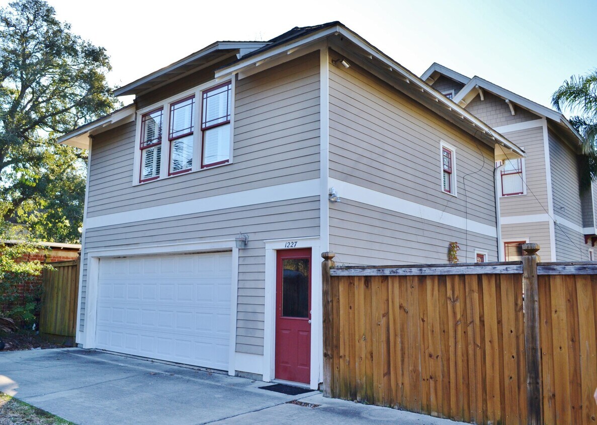 Primary Photo - 1227 Hubbard St