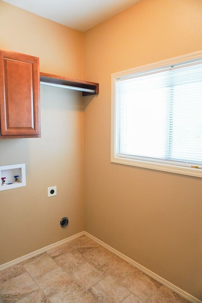 Foto del edificio - 3-Bed Duplex w Garage + Fenced Yard