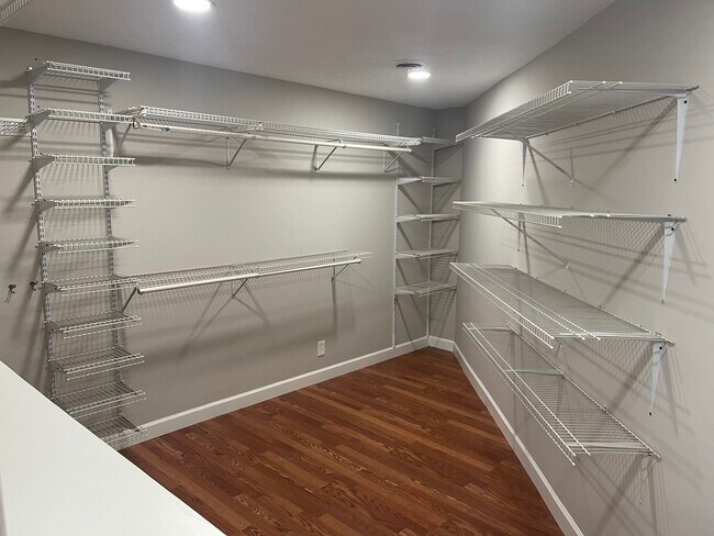 Master bedroom walk in closet huge - 1609 Maplegreen Ln