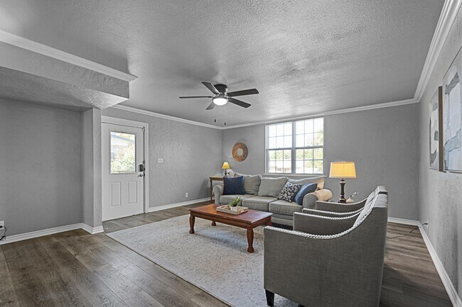 Foto del edificio - 5520 Trail Lake Dr