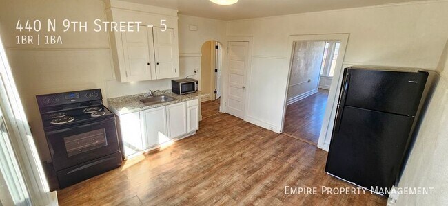 Building Photo - 3rd Floor: 1 Bedroom/1 Bathroom Apartment ...
