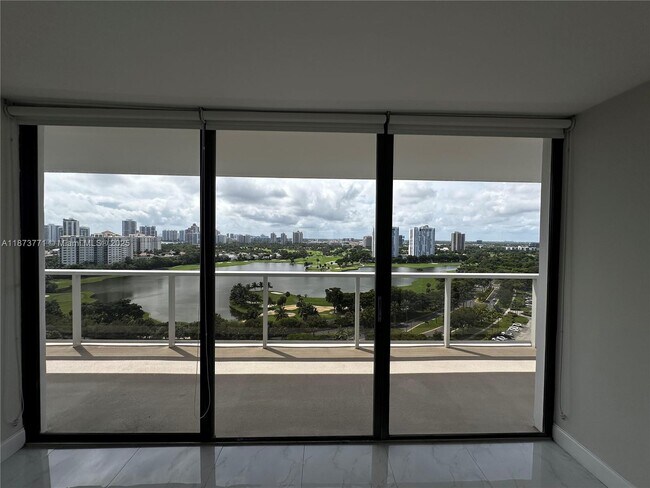 Foto del edificio - 3731 N Country Club Dr