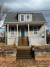 Building Photo - 715 Carter St