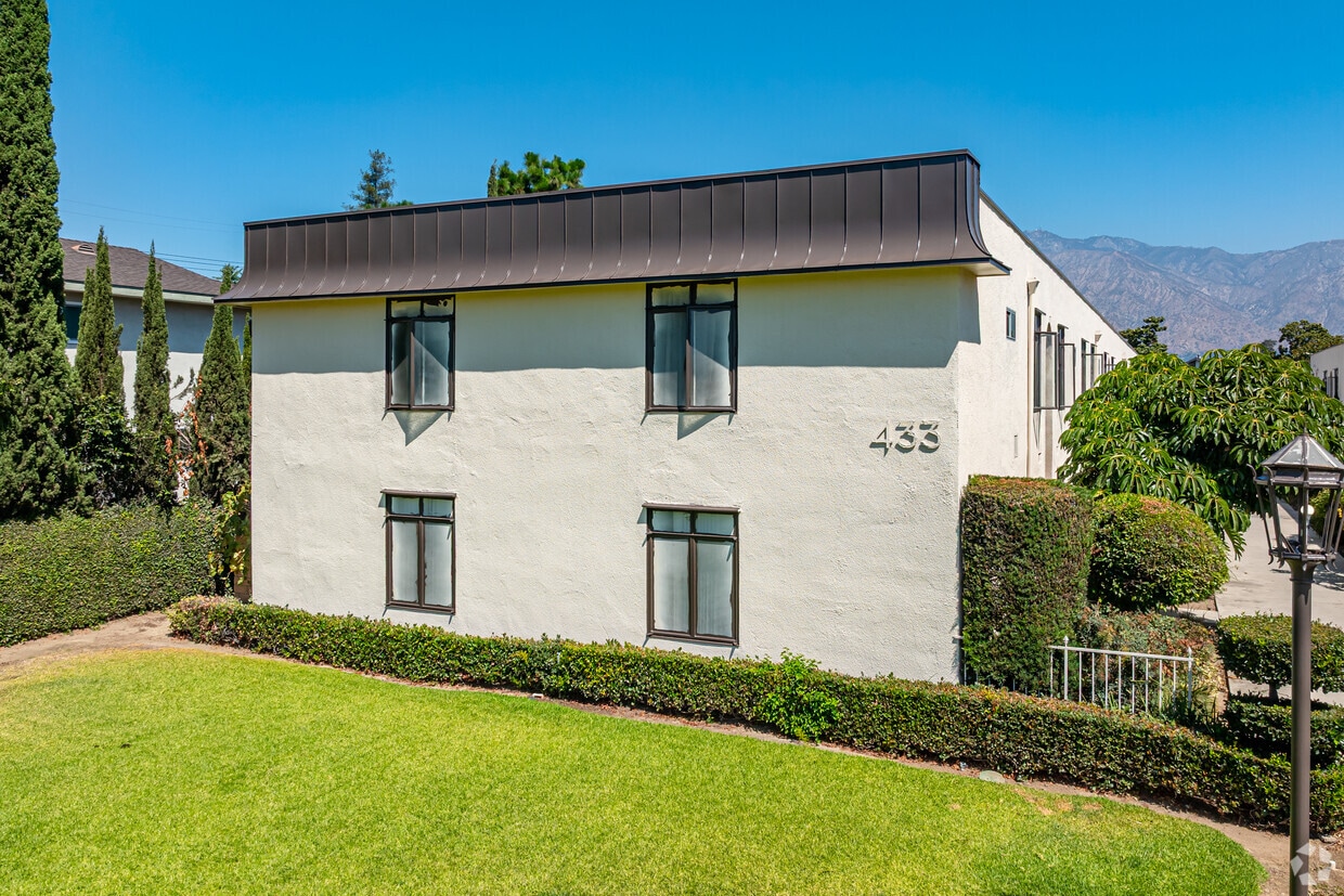 427 W Duarte Rd - French Court Apartments