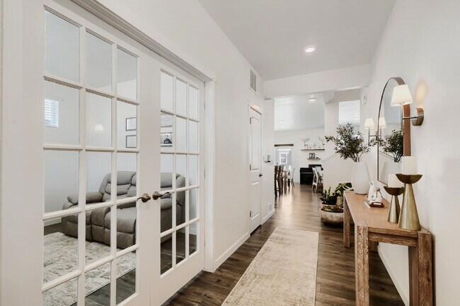 Foto del edificio - "Spacious 5-Bed Oasis with 3 Full Baths in Scenic Castle Rock – Your Dream Home Awaits!"