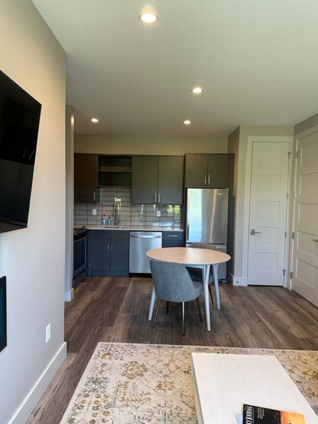 Foto del edificio - Fully Furnished Condo for Rent in Black Bull!