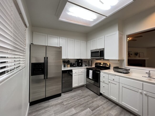 Building Photo - Tranquil Furnished 2 Bedroom in Boardwalk ...