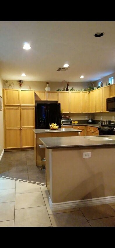 Building Photo - 4 Bedroom Home in Lone Mountain