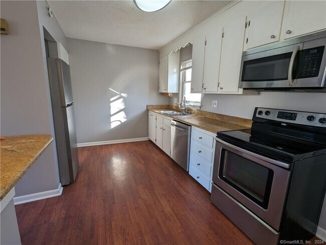Building Photo - 56 Elm St