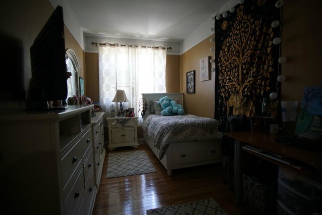 Building Photo - 3233 Corlear Ave