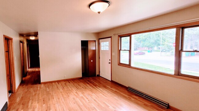 Building Photo - 1321 Lakewood Dr