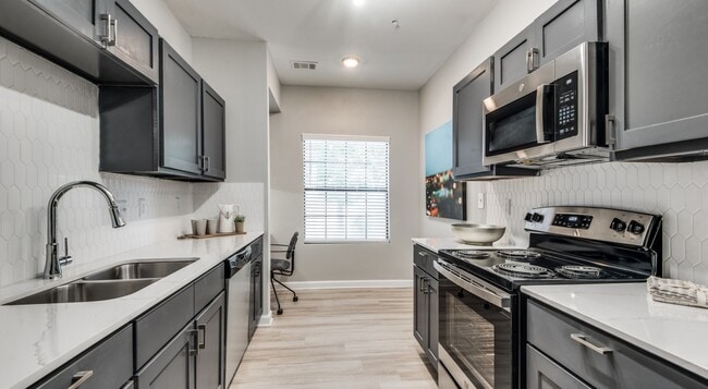 1BD, 1BA - 807 SF - Kitchen - The Vincent