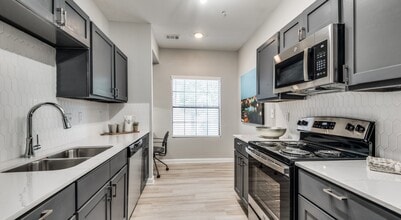 1BD, 1BA - 807 SF - Kitchen - The Vincent