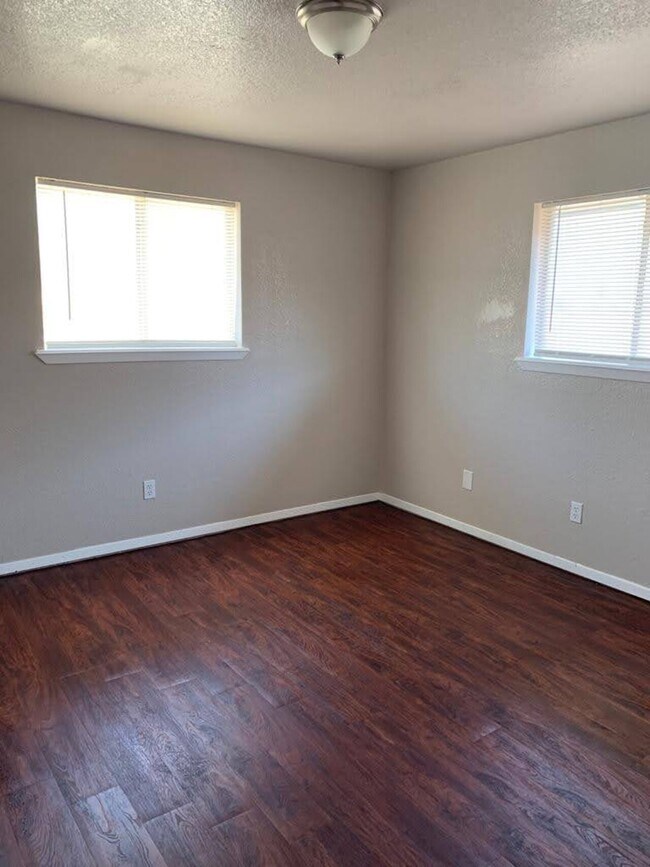 Building Photo - 1116 Primrose Avenue