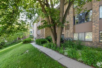 Building Photo - 2120 Pauline Blvd