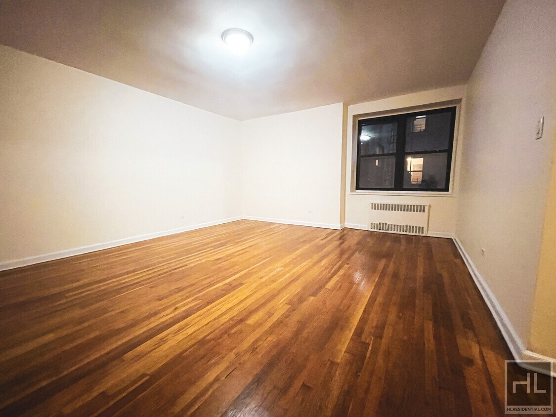 Foto principal - 34-15 PARSONS BOULEVARD