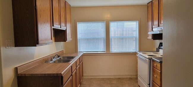 Building Photo - Westside 2 Bedroom 1 Bath House