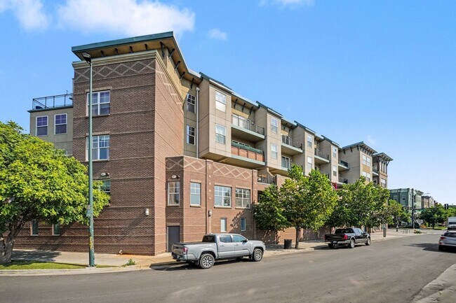 Foto del edificio - Modern Loft with Large Patio (Parking and Storage Included!)