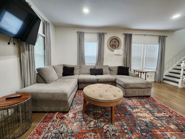 Building Photo - 4 bed 2.5 bath House | East Rochester | First Floor Laundry Hookups | Front and back covered porch