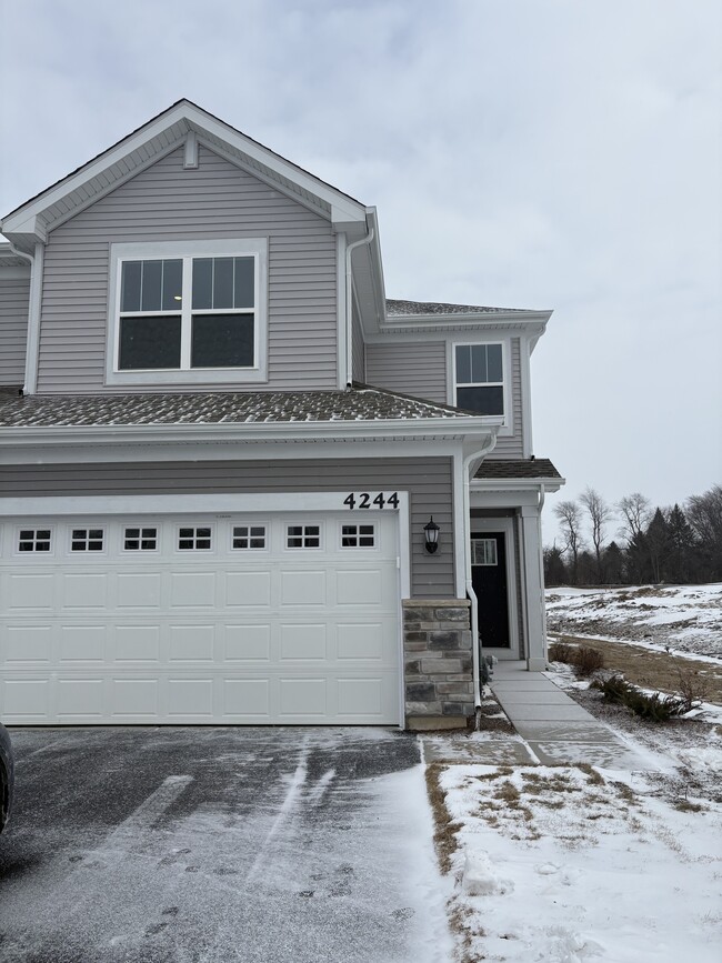 Building Photo - 4244 Meadowridge Rd