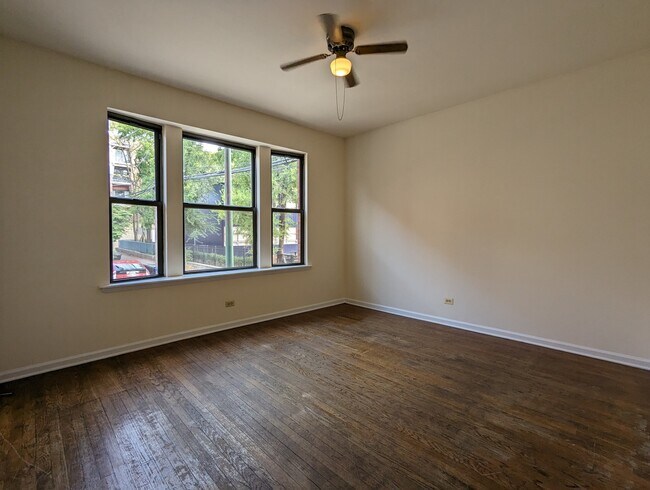 Building Photo - 3147 W Medill Ave