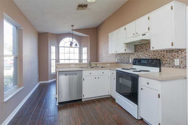 Building Photo - Single Family Home Like New