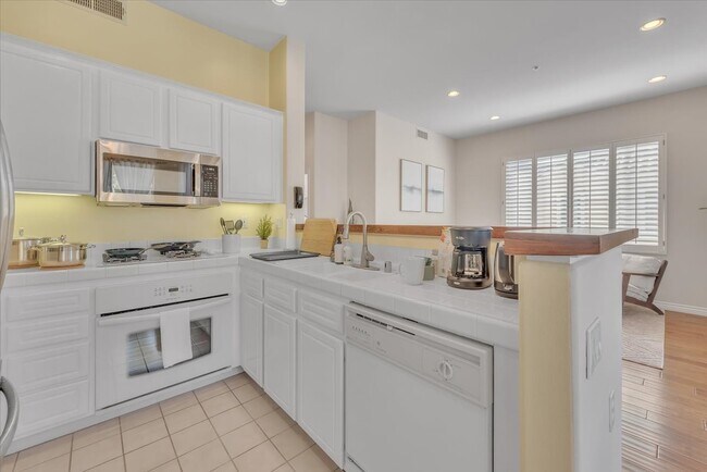 Fully equipped kitchen with cutlery, plates, cups, pots, pans, coffee maker, toaster oven - 701 Marinella Aisle