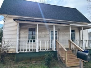 Building Photo - 618 Hammock St